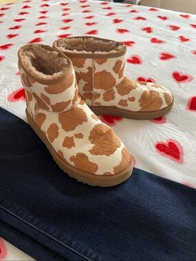 UGG Mini Cow-Print Short Winter Boots - Brown & White